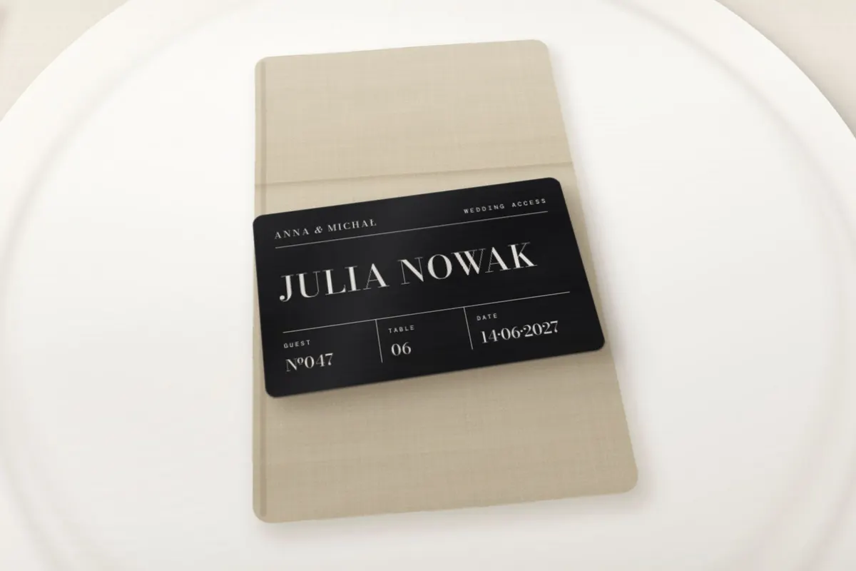 Czarna karta Wedding Access dla Julii Nowak na lnianej serwetce, na talerzu